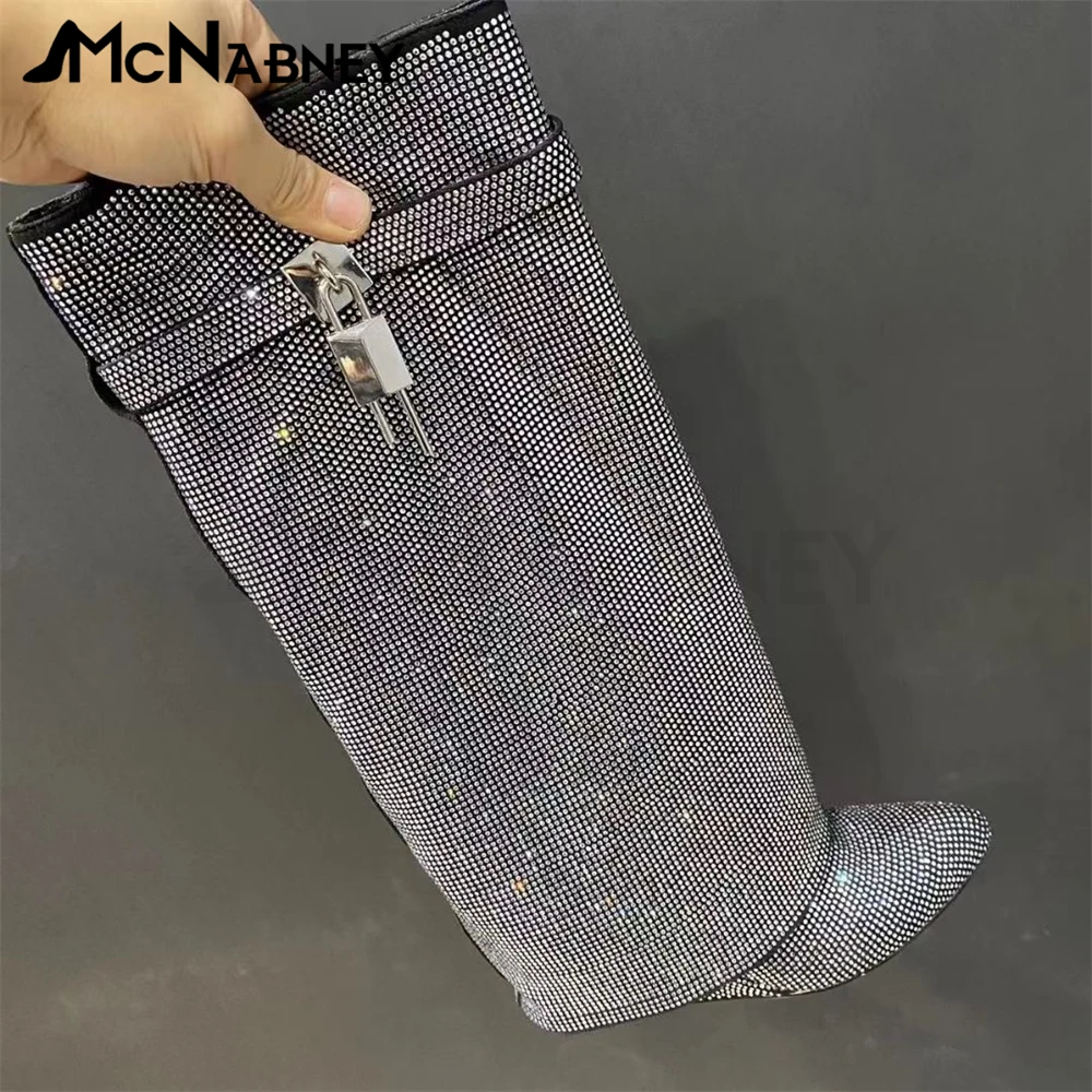 Rhinestone Lock Boots Luxurious Designer Knee Boots Premium Custom Women's Boots Wedge Pointed Toe Pumps Large Size Women Boots
Rhinestone Lock Boots Luxurious Designer Knee Boots Premium Custom Women's Boots Wedge Pointed Toe Pumps Large Size Women Boots