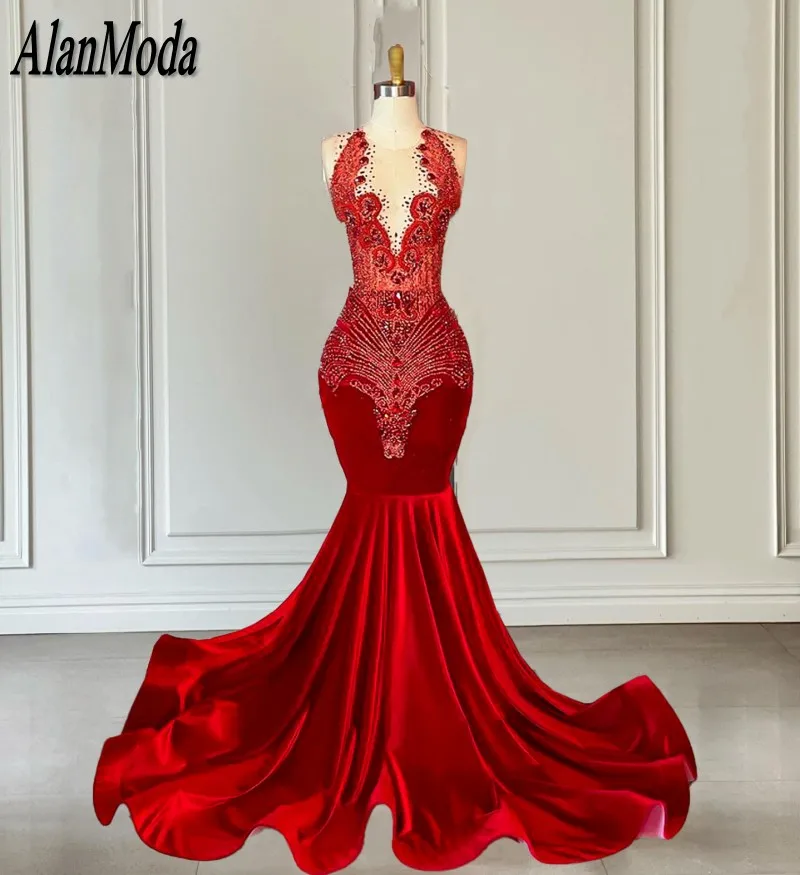 Sexy Red Velvet Prom Dresses 2023 Sparkly Beaded Diamond Mermaid Party Gowns Sheer Neck Vestidos De Graduación
Sexy Red Velvet Prom Dresses 2023 Sparkly Beaded Diamond Mermaid Party Gowns Sheer Neck Vestidos De Graduación
