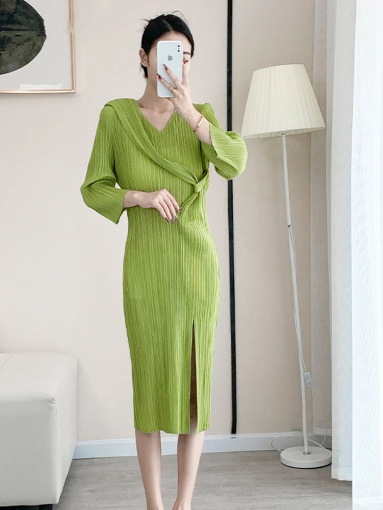 Miyake Pleated Dress V-Neck Loose Waist Split Long Casual Fashion Clothing Female Elegant Designer Fall 2022 Winter New
Miyake Pleated Dress V-Neck Loose Waist Split Long Casual Fashion Clothing Female Elegant Designer Fall 2022 Winter New