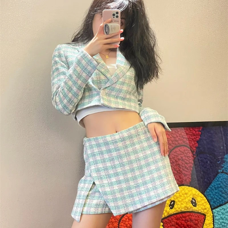 2022 European and american women's autumn new style suit collar long sleeve striped top waist culottes two piece set
2022 European and american women's autumn new style suit collar long sleeve striped top waist culottes two piece set