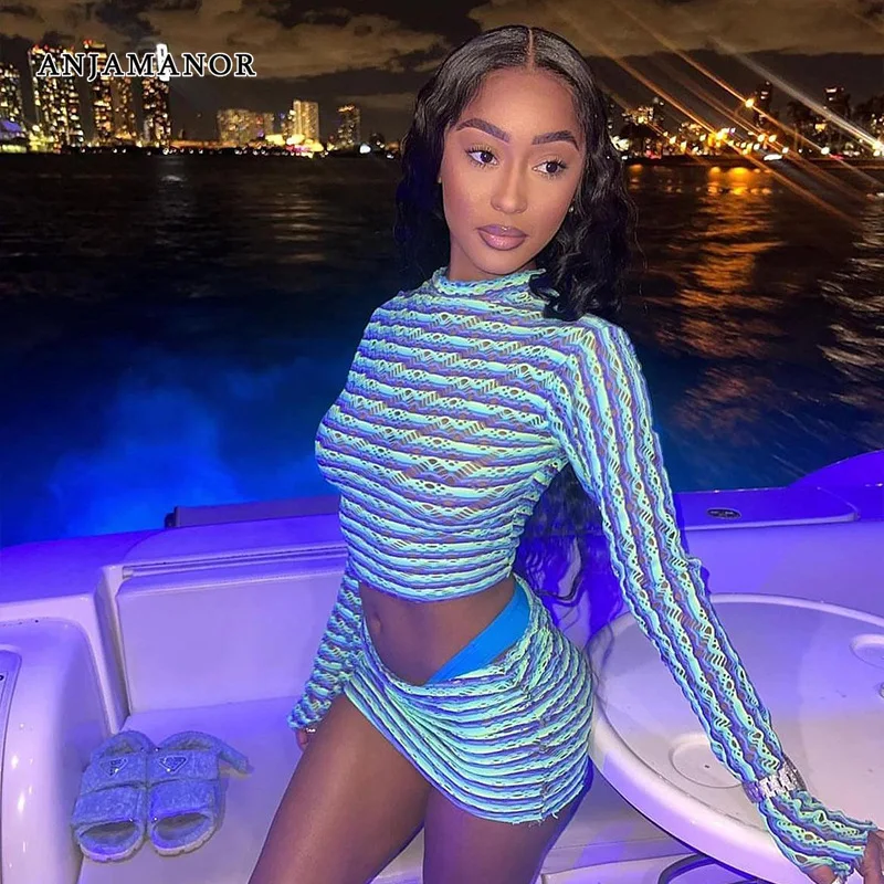 Женский комплект из двух предметов с длинным рукавом и мини-юбкой 
Женский комплект из двух предметов с длинным рукавом и мини-юбкой