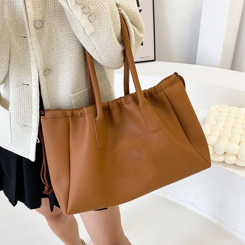 New niche design drawstring drawstring mouth Tote bag large capacity commuting one shoulder portable underarm bag
New niche design drawstring drawstring mouth Tote bag large capacity commuting one shoulder portable underarm bag