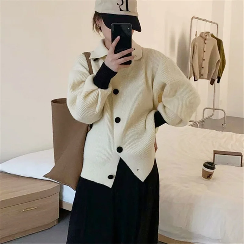 Новый вязаный кардиган с лацканами в стиле ретро, Женский дизайнерский контрастный свитер с нишевыми манжетами, женская одежда для улицы.
Новый вязаный кардиган с лацканами в стиле ретро, Женский дизайнерский контрастный свитер с нишевыми манжетами, женская одежда для улицы.