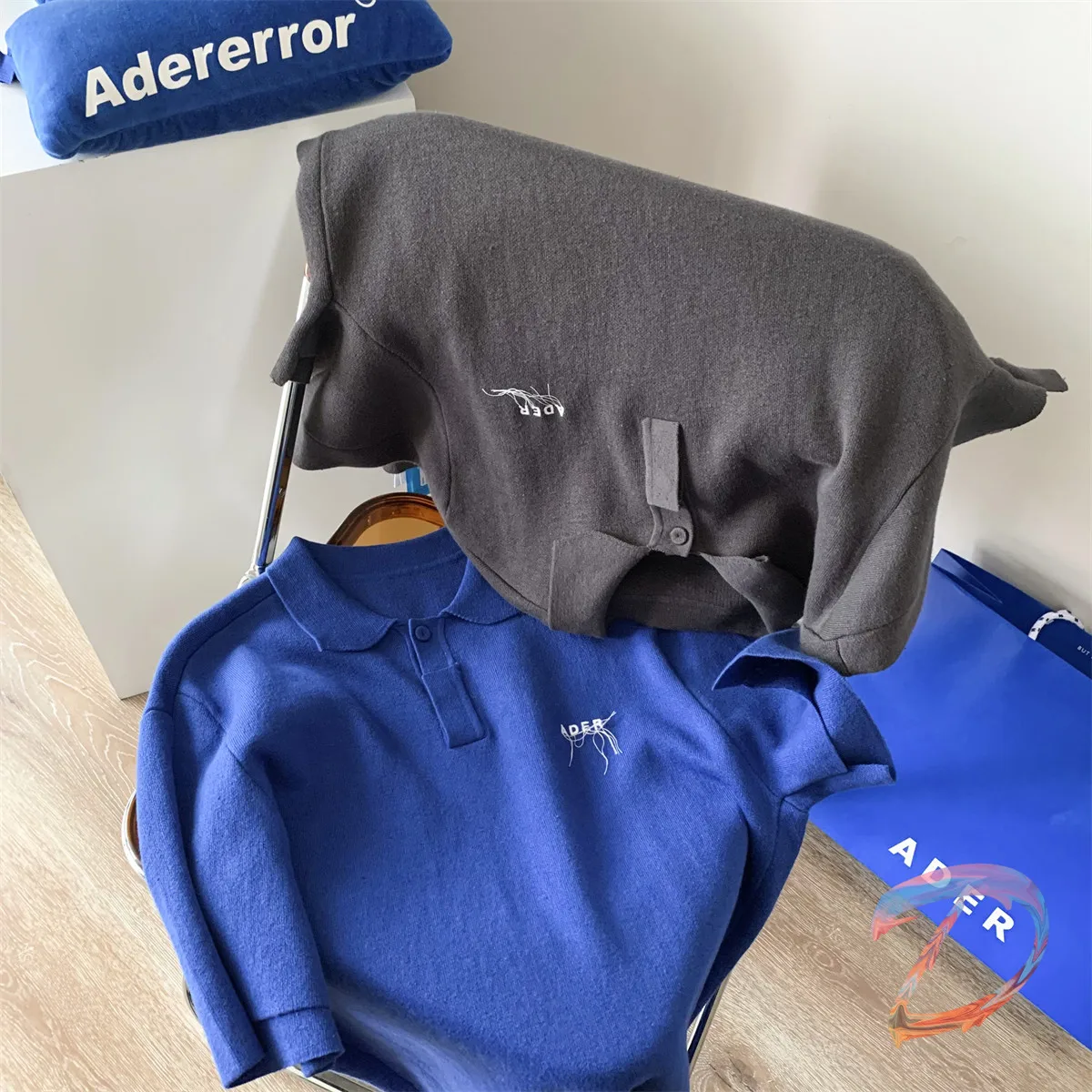 Men Women Ader T-shirt Asymmetric Embroidered Polo Lapel Knitted Top Tee Adererror Oversized Tshirts
Men Women Ader T-shirt Asymmetric Embroidered Polo Lapel Knitted Top Tee Adererror Oversized Tshirts