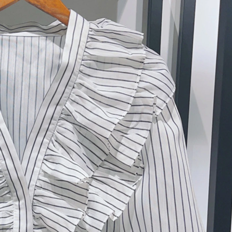 2023 Spring and Summer New Shirt Women V-neck Striped Ruffled Puff Sleeve Short Tunic Blouse
2023 Spring and Summer New Shirt Women V-neck Striped Ruffled Puff Sleeve Short Tunic Blouse