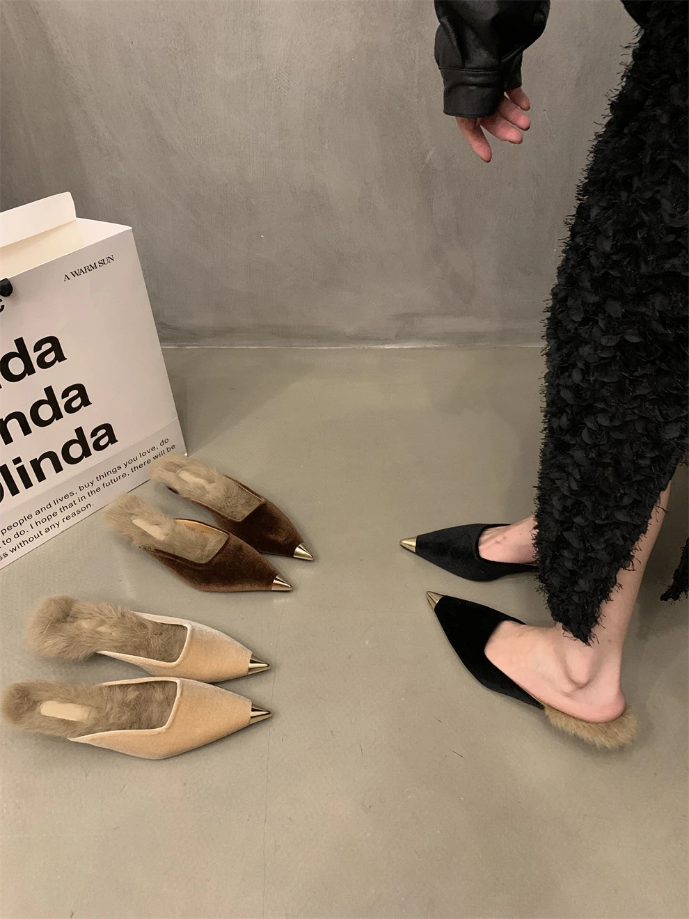 Med Winter Woman Slipper Flock Shoes Fur Flip Flops Slides Thin Heels Cover Toe Plush Rubber Rome Cover Toe Winter Woman Slipper
Med Winter Woman Slipper Flock Shoes Fur Flip Flops Slides Thin Heels Cover Toe Plush Rubber Rome Cover Toe Winter Woman Slipper