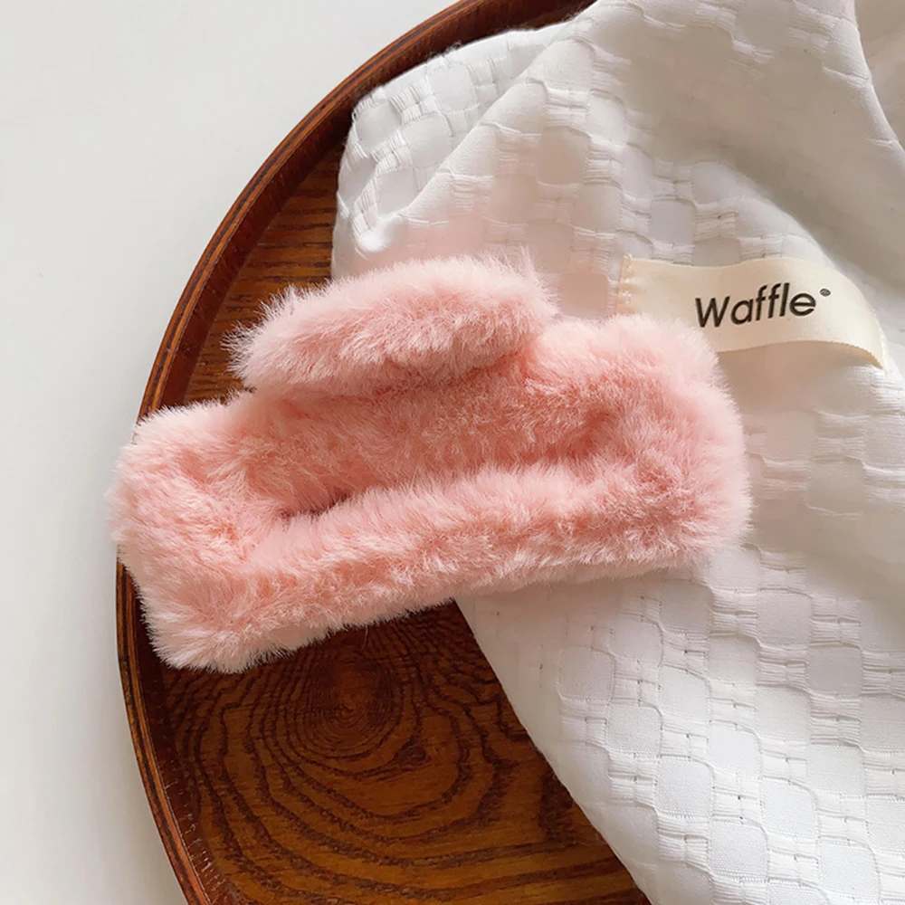 

Winter Plush Square Hair Claw For Women Elegant Acrylic Hairpins Faux Fur Hair Clip Barbie Pink Barrette Crab Hair Accessories