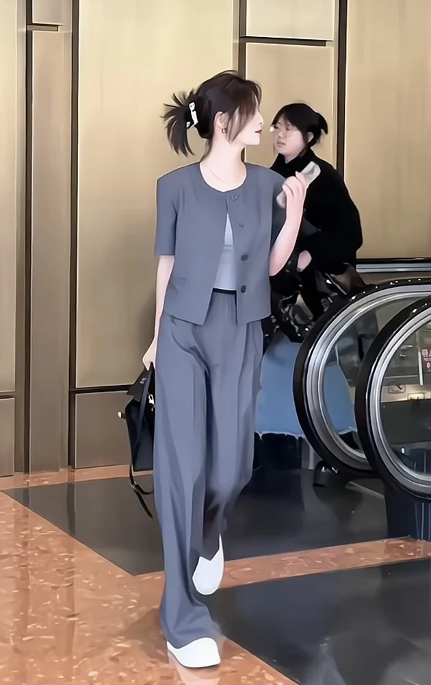 2023 Spring/Summer Fashion New Women's Clothing Short Small Suit Coat with High Waist Wide Leg Pants Suit 0801
2023 Spring/Summer Fashion New Women's Clothing Short Small Suit Coat with High Waist Wide Leg Pants Suit 0801