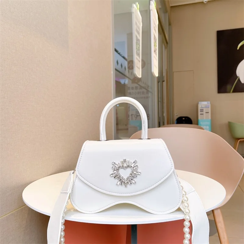 Женская сумка-мессенджер с жемчужной цепочкой, роскошный мессенджер в клетку с инкрустацией стразами и кристаллами, широкий ремешок на пле...
Женская сумка-мессенджер с жемчужной цепочкой, роскошный мессенджер в клетку с инкрустацией стразами и кристаллами, широкий ремешок на пле...