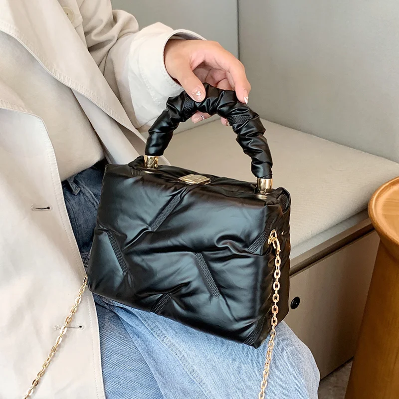 Small Women Bag Pu Leather Quilted Handbag 2022 New Winter Purse Fashion Chain Shoulder Crossbody Bag Box Design Hand Bag Ladies 
Small Women Bag Pu Leather Quilted Handbag 2022 New Winter Purse Fashion Chain Shoulder Crossbody Bag Box Design Hand Bag Ladies