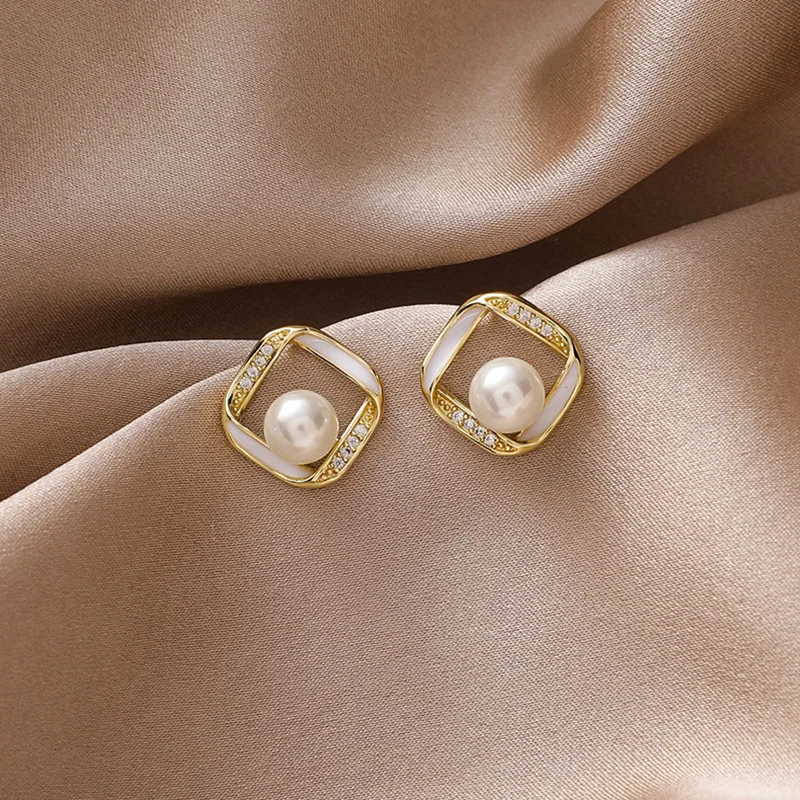 Geometric Pearl Crystal Earrings Gold Color Stud Earrings for Women Simple Square Ear Studs for Female Exquisite Fashion Jewelry 
Geometric Pearl Crystal Earrings Gold Color Stud Earrings for Women Simple Square Ear Studs for Female Exquisite Fashion Jewelry