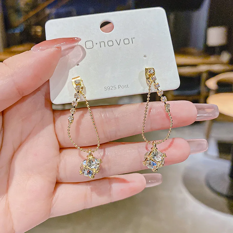 2022 new 925 silver needle, round bead chain and diamond earrings are popular for women jewelry
2022 new 925 silver needle, round bead chain and diamond earrings are popular for women jewelry