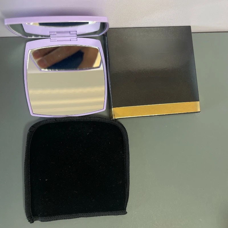 Брендовое зеркало для макияжа с сумочкой в сумерках
Брендовое зеркало для макияжа с сумочкой в сумерках