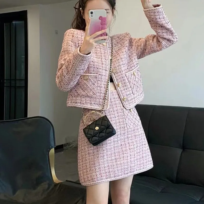 Autumn Winter Small Fragrant Women 2 Piece Set Sweet Pink Tweed Single-Breasted Short Jacket Coat + A-Line Mini Skirt Lady Suit
Autumn Winter Small Fragrant Women 2 Piece Set Sweet Pink Tweed Single-Breasted Short Jacket Coat + A-Line Mini Skirt Lady Suit