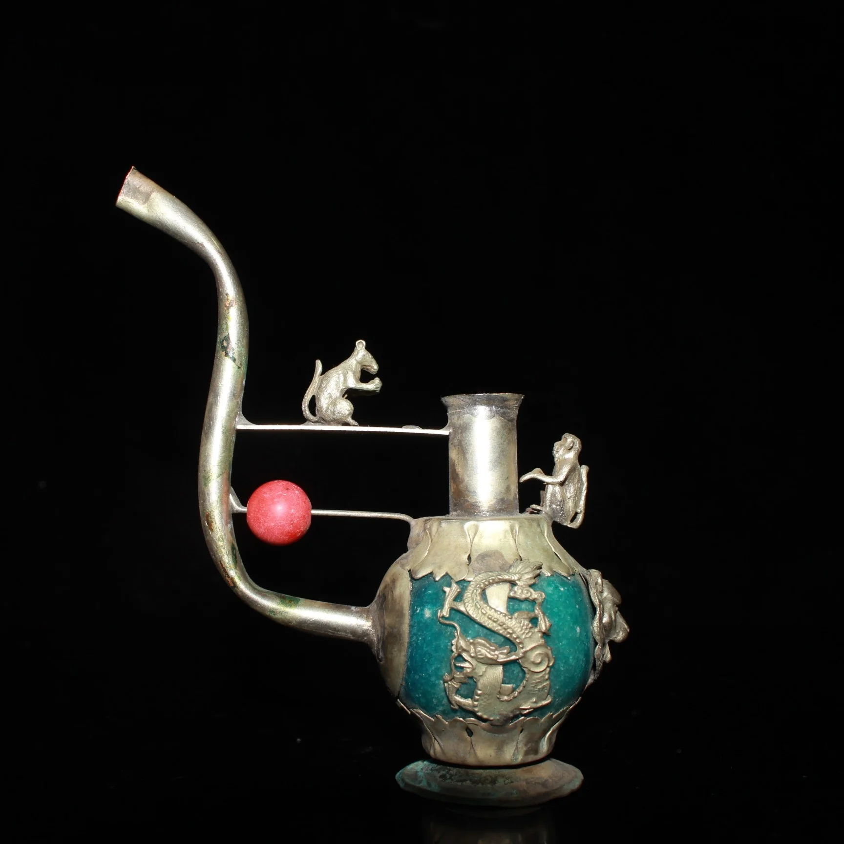 Chinese Exquisite Old Handmade Jade Inlaid Pipe Hidden Silver Animal Pipe Collection Household Living Room Decoration Home Gift
Chinese Exquisite Old Handmade Jade Inlaid Pipe Hidden Silver Animal Pipe Collection Household Living Room Decoration Home Gift
