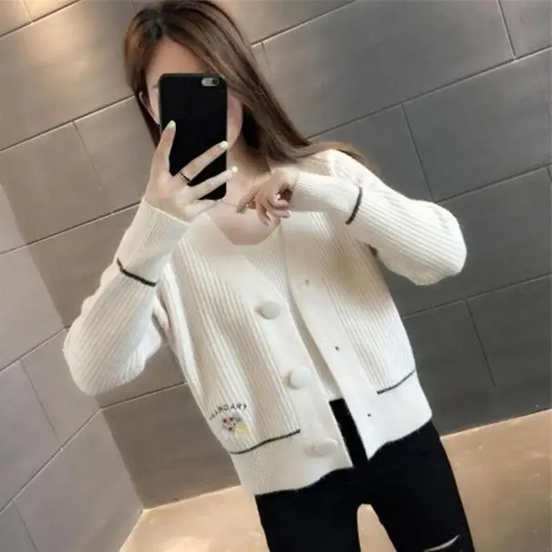 Sweater cardigan women 2021 new short ladies coat fashion and thin bottom knit sweater long sleeve v neck cardigan female
Sweater cardigan women 2021 new short ladies coat fashion and thin bottom knit sweater long sleeve v neck cardigan female