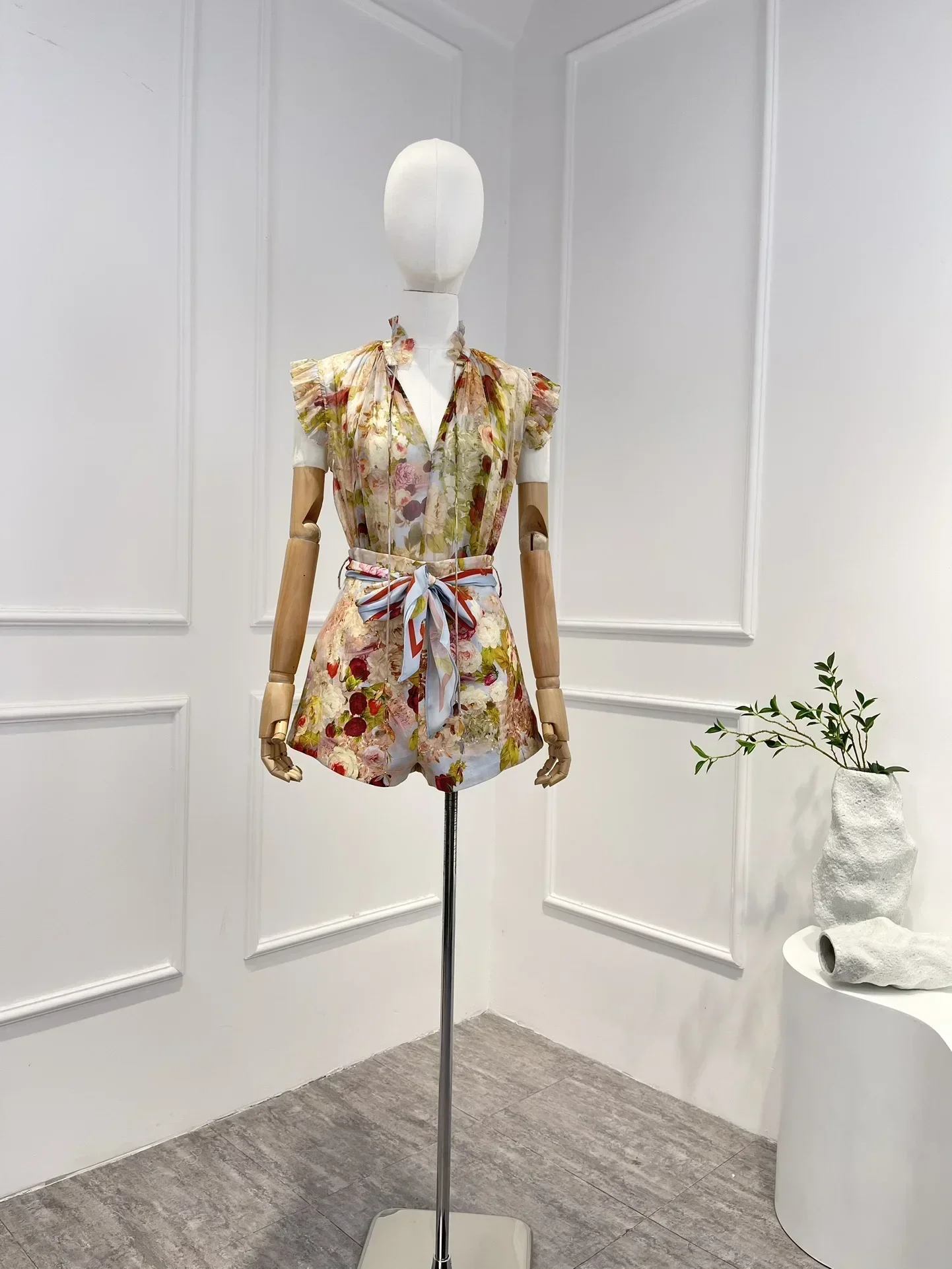 2023 Top Quality Pure Silk Spring Summer Vintage Floral Printing Sleeveless Appliques V-neck Blouse and Shorts Woman Casual Set
2023 Top Quality Pure Silk Spring Summer Vintage Floral Printing Sleeveless Appliques V-neck Blouse and Shorts Woman Casual Set