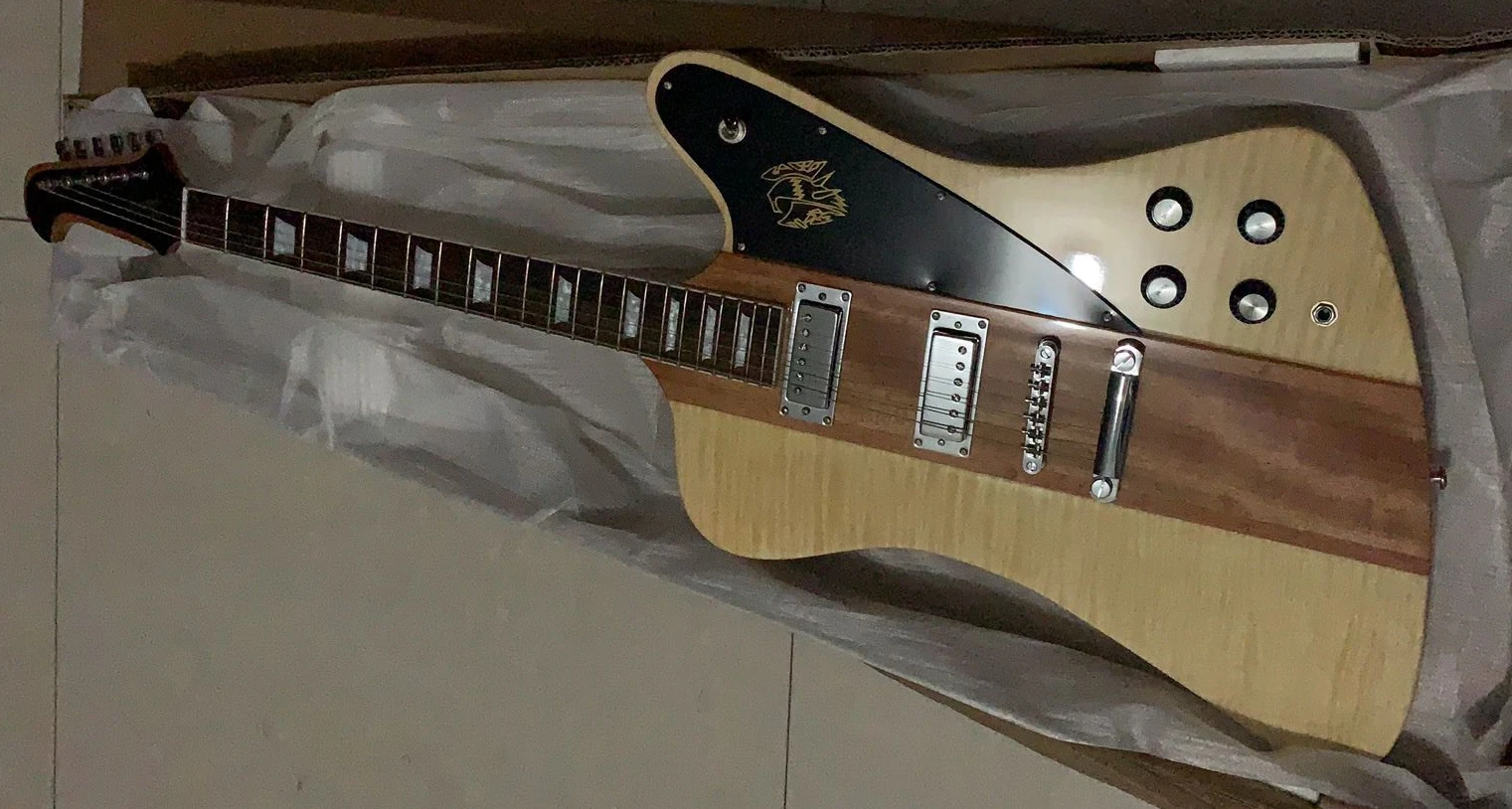 Neck Through Body Fire Fire Thunder Natural Flame Maple Top Electric Guitar Grover Tuners, 2 Mini Humbuckers
Neck Through Body Fire Fire Thunder Natural Flame Maple Top Electric Guitar Grover Tuners, 2 Mini Humbuckers