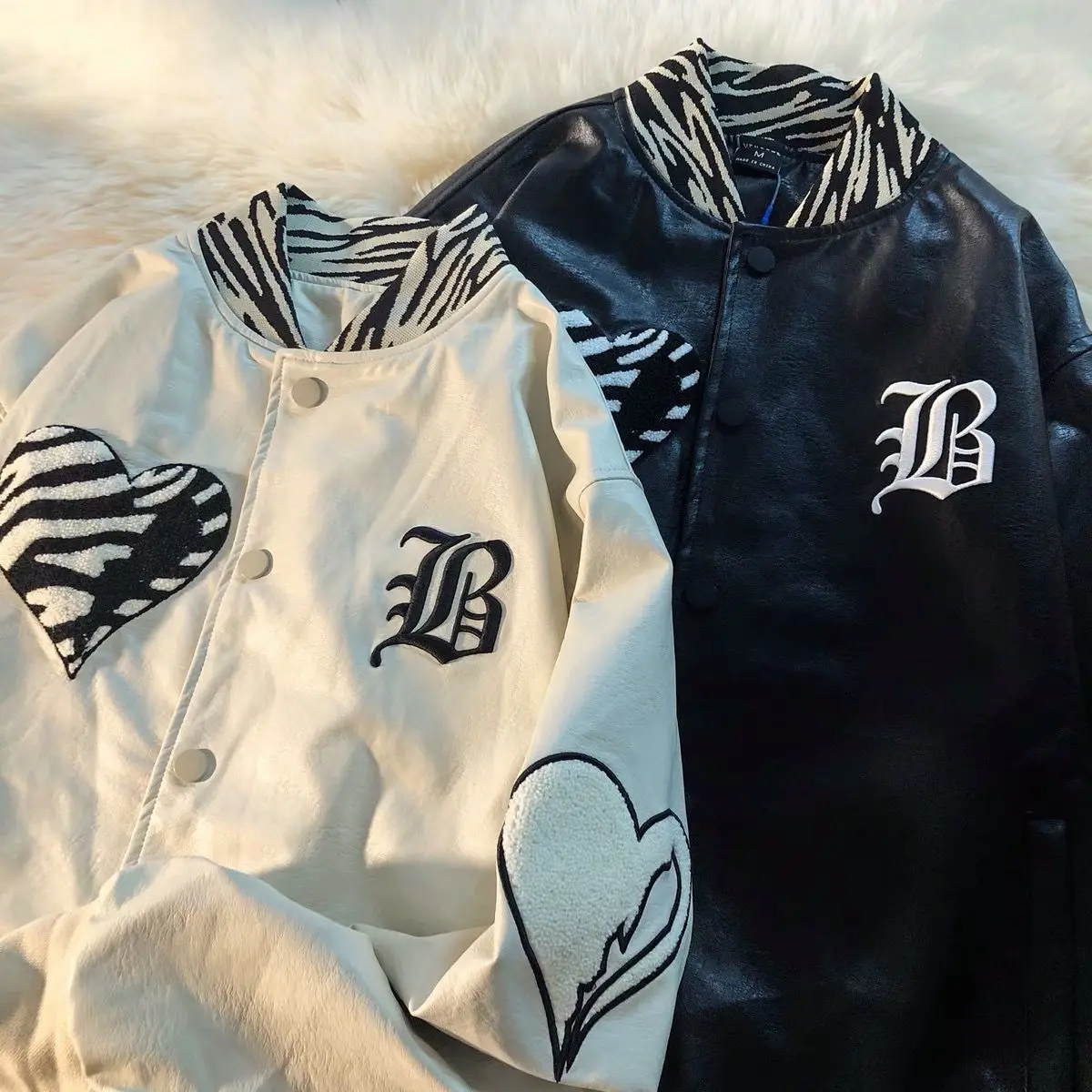 Hip Hop Varsity Jacket PU Leather Jacket Women Men Zebra Print Love Design Baseball Uniform Loose Autumn/winter Unisex Coat Punk
Hip Hop Varsity Jacket PU Leather Jacket Women Men Zebra Print Love Design Baseball Uniform Loose Autumn/winter Unisex Coat Punk