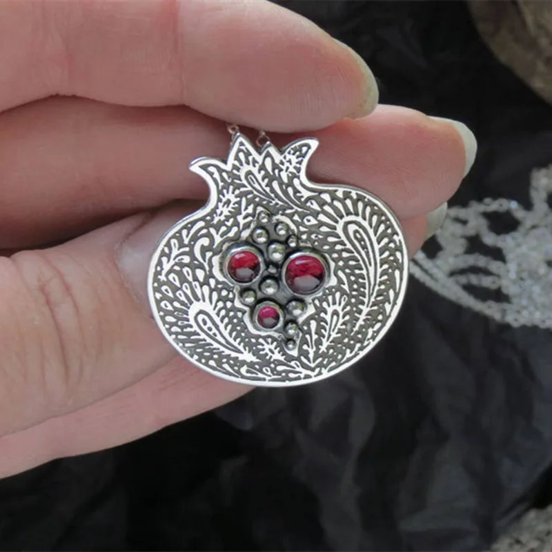 Boho Vintage Creative Silver Color Pomegranate Pendant Necklace For Women Personality Inlaid Red Crystal Fruit Necklace Jewelry
Boho Vintage Creative Silver Color Pomegranate Pendant Necklace For Women Personality Inlaid Red Crystal Fruit Necklace Jewelry