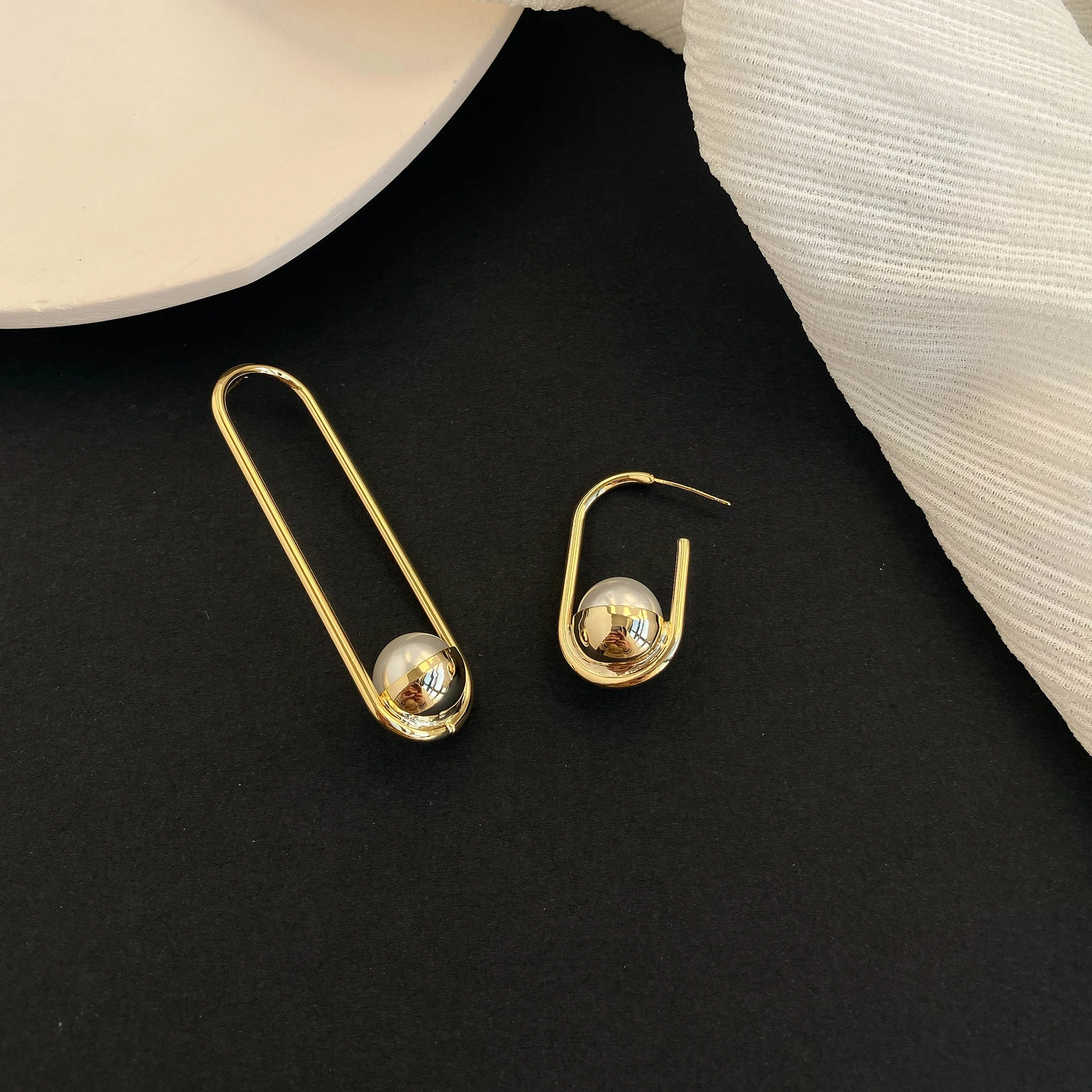 14k Gold Asymmetric Alloy Pearl Dangle Earrings Woman High-end Pierced Drop Stud Earrings 925 Silver Light Luxury Party Jewelry
14k Gold Asymmetric Alloy Pearl Dangle Earrings Woman High-end Pierced Drop Stud Earrings 925 Silver Light Luxury Party Jewelry