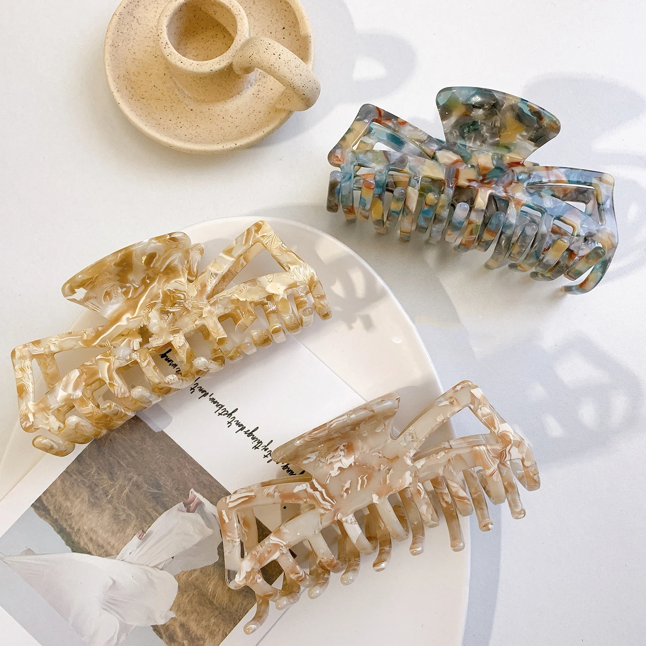 French Elegant Hollow Bowknot Hair Clip Large Shark Clip Makeup Bath Hair Accessories for Women Korean Fashion Hair Claws Summer
French Elegant Hollow Bowknot Hair Clip Large Shark Clip Makeup Bath Hair Accessories for Women Korean Fashion Hair Claws Summer