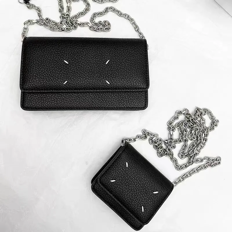 2023 Maison Margiela Crossbody Bag Men Women MM6 Lychee Pattern Leather Metal Chain Splicing Wallet With Box
2023 Maison Margiela Crossbody Bag Men Women MM6 Lychee Pattern Leather Metal Chain Splicing Wallet With Box