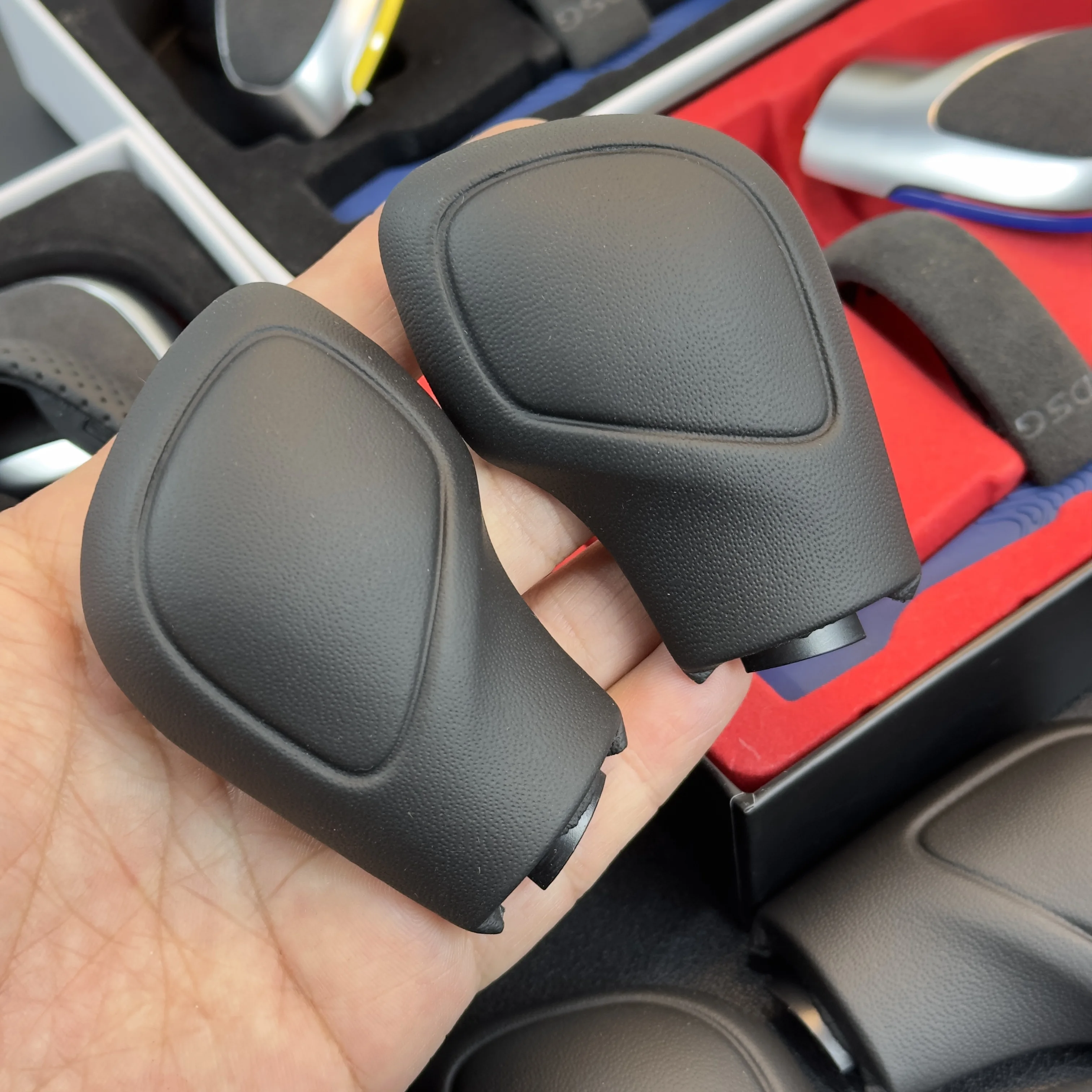 Черная кожаная ручка переключения передач, боковая крышка с блестящим и матовым DSG для VW Golf 6 7 R G TI Passat B7 B8 CC R20 Jetta MK6 GLI
Черная кожаная ручка переключения передач, боковая крышка с блестящим и матовым DSG для VW Golf 6 7 R G TI Passat B7 B8 CC R20 Jetta MK6 GLI