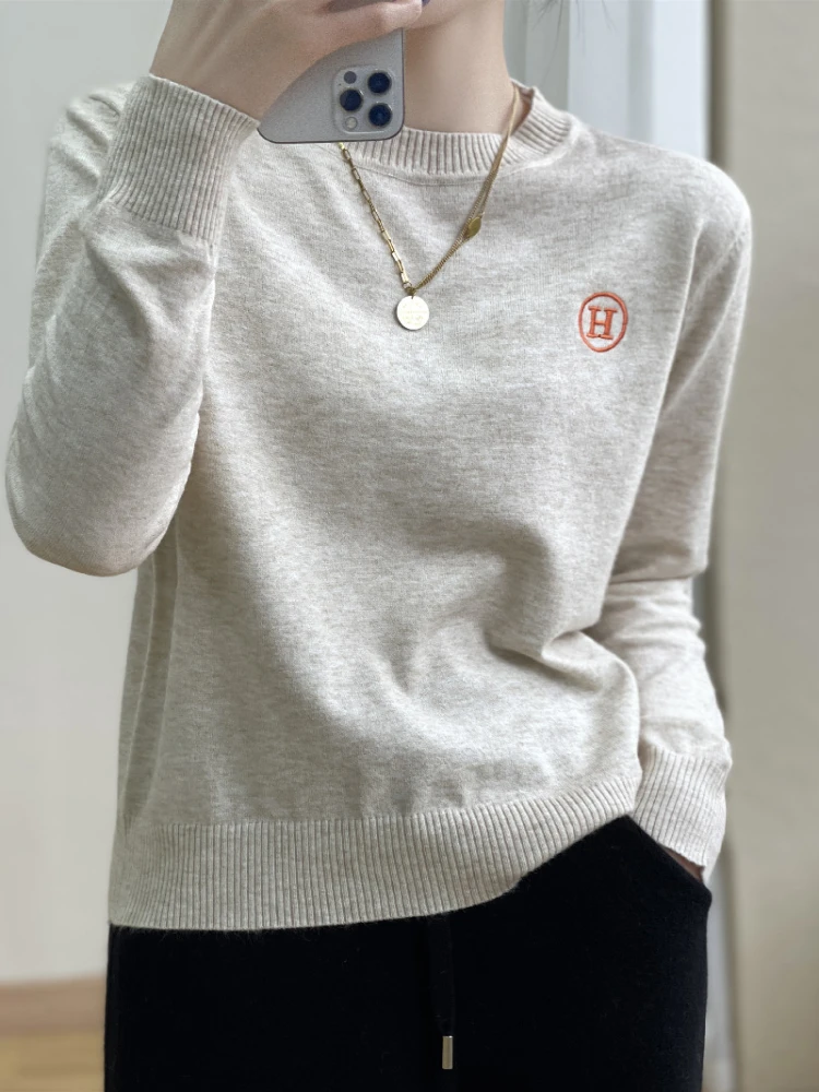 2023 Women's Loose Round Neck Sweater Solid Color Spring And Autumn Style Letter Knitted Embroidery Sweater Soft Bottom Pullover
2023 Women's Loose Round Neck Sweater Solid Color Spring And Autumn Style Letter Knitted Embroidery Sweater Soft Bottom Pullover