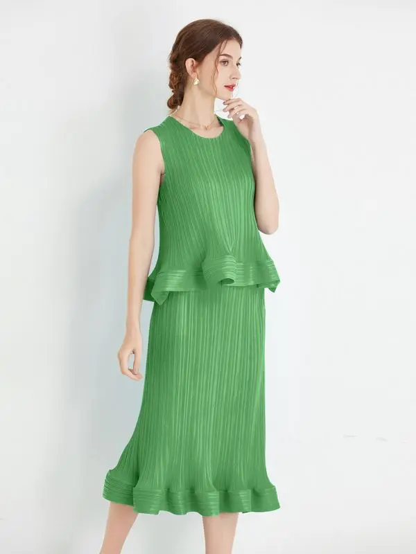 2023 New Summer Solid Fold Two Piece Set Elegant Women Sleeveless Ruffles Vest Tops + High Waist Midi Mermaid Skirt Suits 
2023 New Summer Solid Fold Two Piece Set Elegant Women Sleeveless Ruffles Vest Tops + High Waist Midi Mermaid Skirt Suits