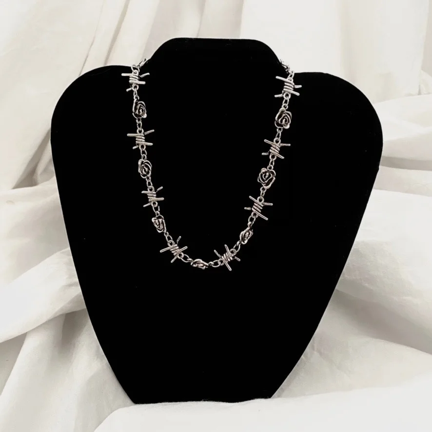 Vintage Thorns Roses Chain Necklace for Women Pendants Jewelry on the Neck Gothic Style Goth Accessories Pendant Punk Choker
Vintage Thorns Roses Chain Necklace for Women Pendants Jewelry on the Neck Gothic Style Goth Accessories Pendant Punk Choker