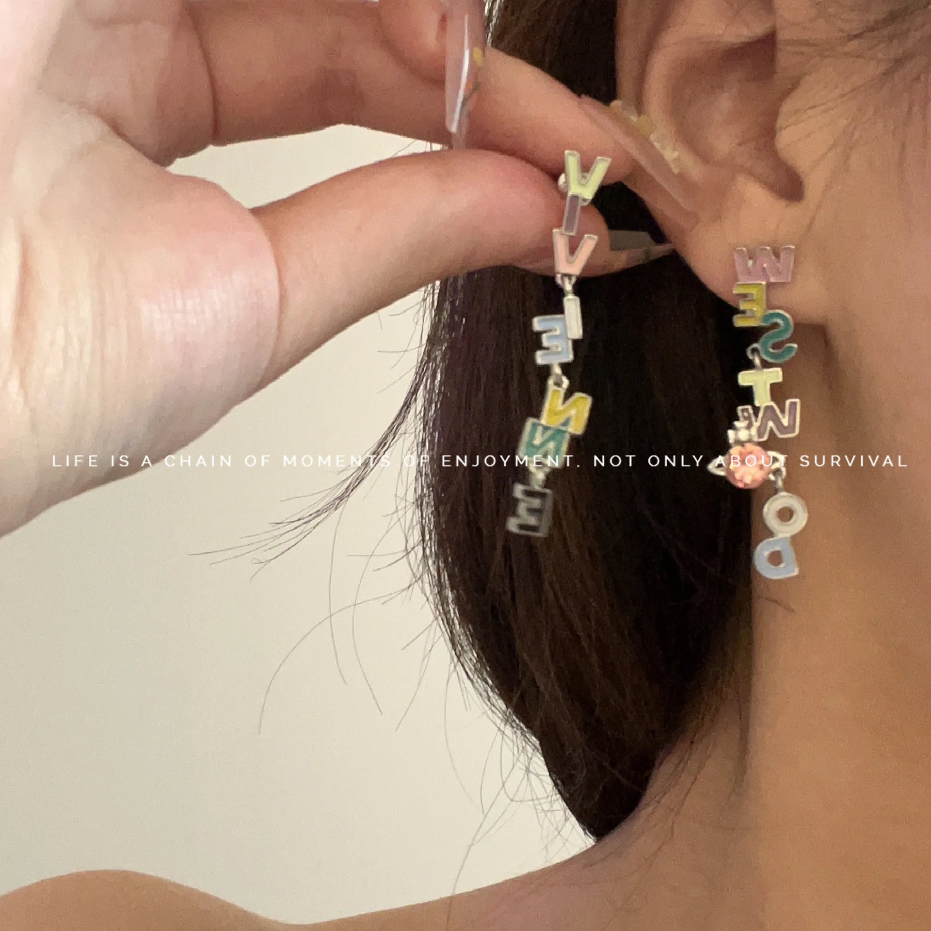 Summer Dopamine girl asymmetrical color drop glaze letter pendant earrings Long tassel earrings girl
Summer Dopamine girl asymmetrical color drop glaze letter pendant earrings Long tassel earrings girl