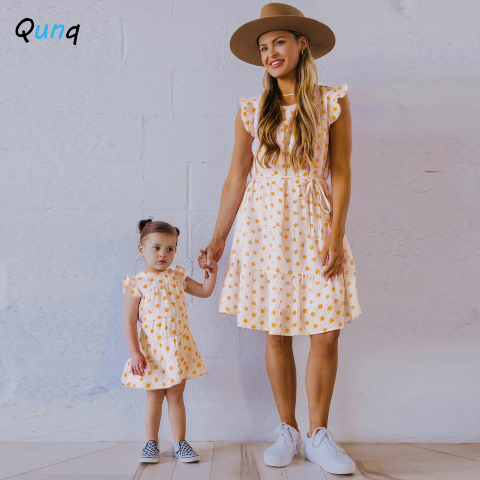 Qunq Summer Sleeveless Pastoral Wind Fungus Edge Parent-Child Outfit Holiday Leisure Floral Print Mother-Daughter Dress Suit 
Qunq Summer Sleeveless Pastoral Wind Fungus Edge Parent-Child Outfit Holiday Leisure Floral Print Mother-Daughter Dress Suit