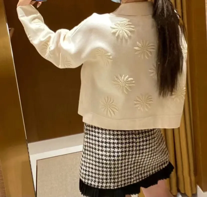 Women's Cardigan Floral Embroidery Turn Down Collar Single Breasted Long Sleeve Elegant Knit Coat
Women's Cardigan Floral Embroidery Turn Down Collar Single Breasted Long Sleeve Elegant Knit Coat