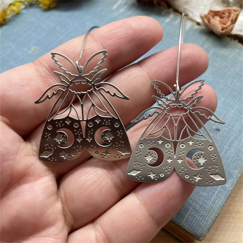Vintage Style Textured Moon Moth Cutout Pendant Stud Earrings Charm Fashion Women's Metal Stud Earrings Anniversary Gift Jewelry
Vintage Style Textured Moon Moth Cutout Pendant Stud Earrings Charm Fashion Women's Metal Stud Earrings Anniversary Gift Jewelry