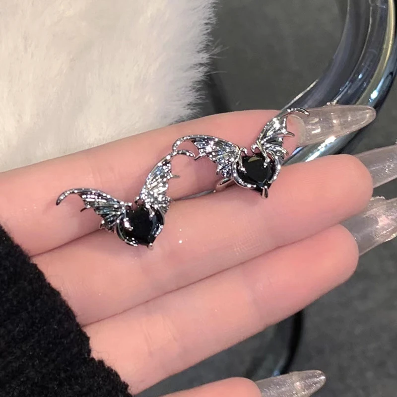 Y2K Black Heart Butterfly Wings Cuff Earrings Gothic Love Crystal Devil Wing Ear Clip Gothic Irregular Liquid Heart Ear Cuff
Y2K Black Heart Butterfly Wings Cuff Earrings Gothic Love Crystal Devil Wing Ear Clip Gothic Irregular Liquid Heart Ear Cuff
