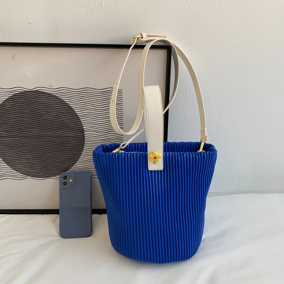 Fashion Striped Pleats Bucket Bag for Women Casual Pu Leather Handbag Ladies Shoulder Crossbody Bag 2022 Spring New Arrivals
Fashion Striped Pleats Bucket Bag for Women Casual Pu Leather Handbag Ladies Shoulder Crossbody Bag 2022 Spring New Arrivals