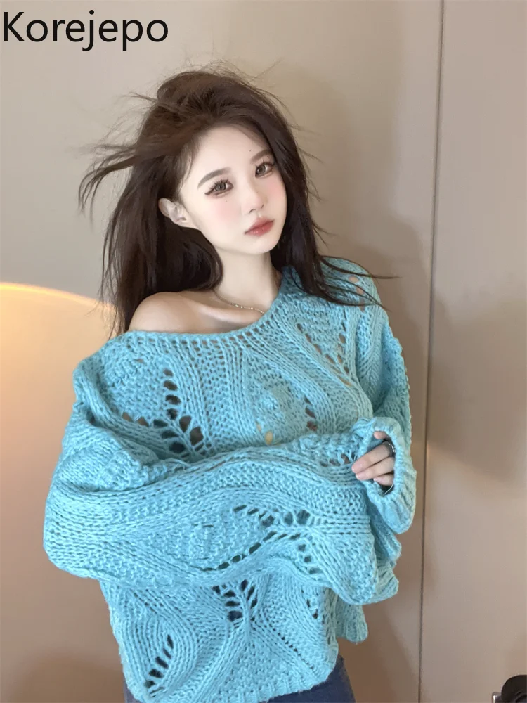 Свитер женский однотонный с цветочным узором и открытыми плечами
Свитер женский однотонный с цветочным узором и открытыми плечами