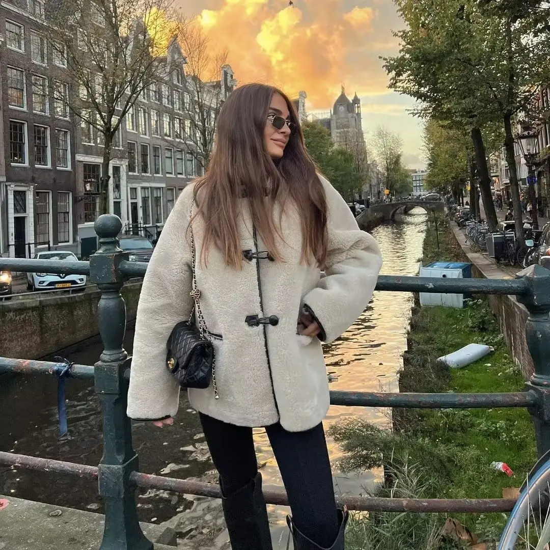 Women's Rabbit Fur Fur Integrated Coat Faux Fur Coat Women Furry New in Outerwears Women's Winter Fur Coat 2023 Elegant Coats
Women's Rabbit Fur Fur Integrated Coat Faux Fur Coat Women Furry New in Outerwears Women's Winter Fur Coat 2023 Elegant Coats