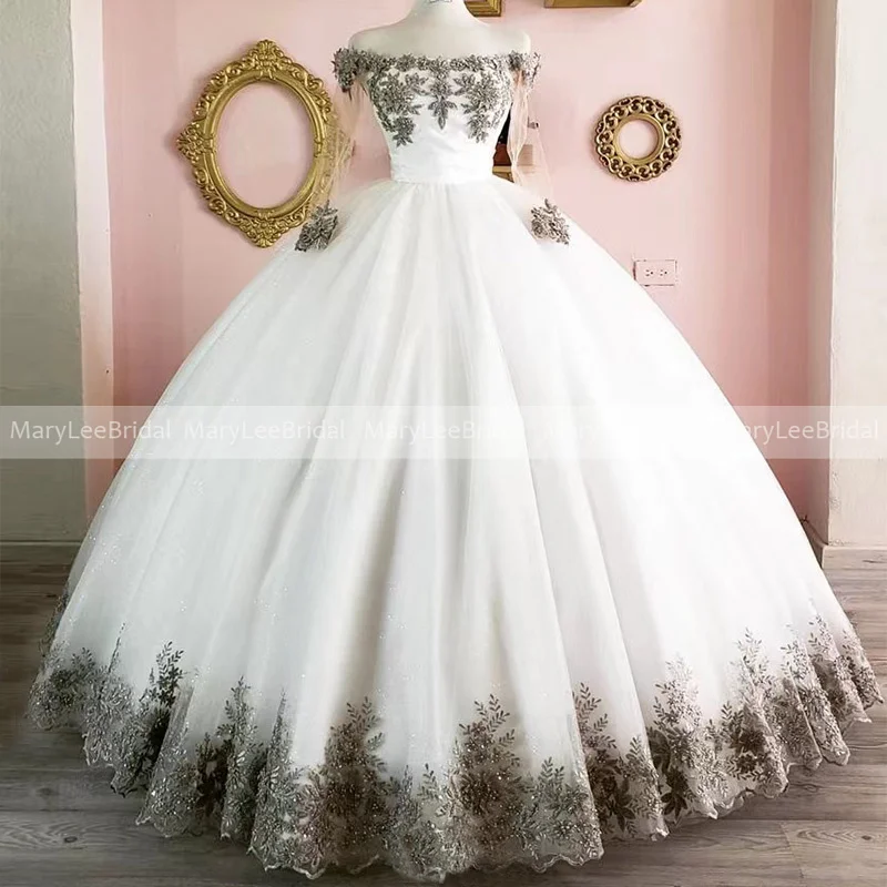 Boat Neck White Glitter Quinceanera Dresses with Long Sleeve Grey Shiny Applique Princess Ball Gown Sparkly Vestidos de 15 años
Boat Neck White Glitter Quinceanera Dresses with Long Sleeve Grey Shiny Applique Princess Ball Gown Sparkly Vestidos de 15 años