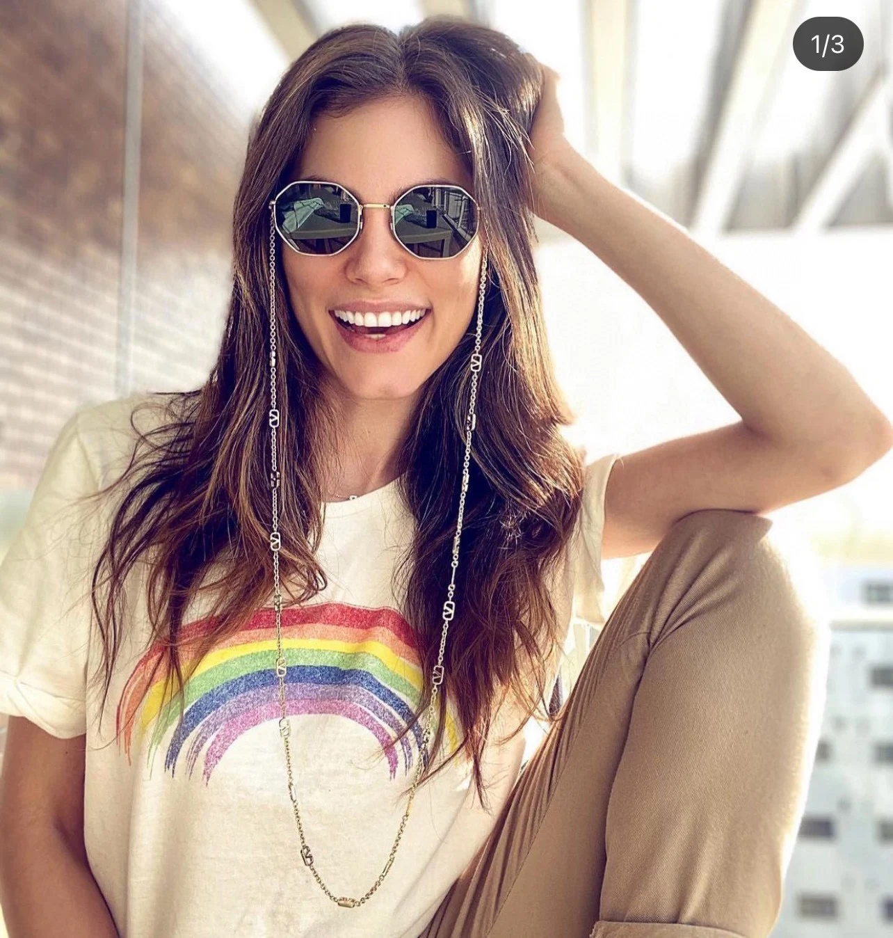 Top quality brand designer classic style metal frame with chain fashion sunglasses for women
Top quality brand designer classic style metal frame with chain fashion sunglasses for women