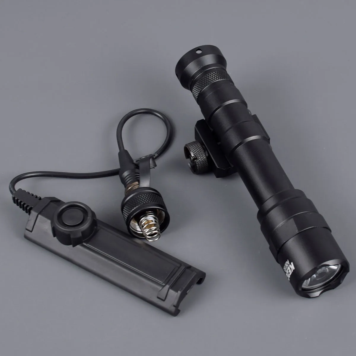 

Тактический фонарик для оружия SF M600 M600B с двумя функциями давления и дистанционным переключателем подходит для Пикатинни 20 мм рейки страйкб...