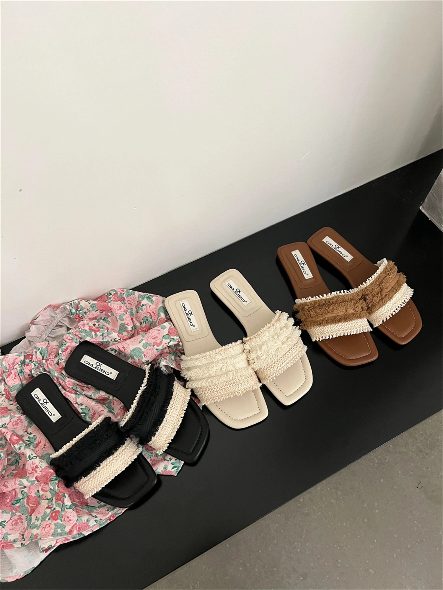 Тапки женские с бахромой, уличные шлепанцы, модные роскошные мягкие сандалии на плоской подошве, резиновая базовая обувь из искусственной кожи, 2023 
Тапки женские с бахромой, уличные шлепанцы, модные роскошные мягкие сандалии на плоской подошве, резиновая базовая обувь из искусственной кожи, 2023