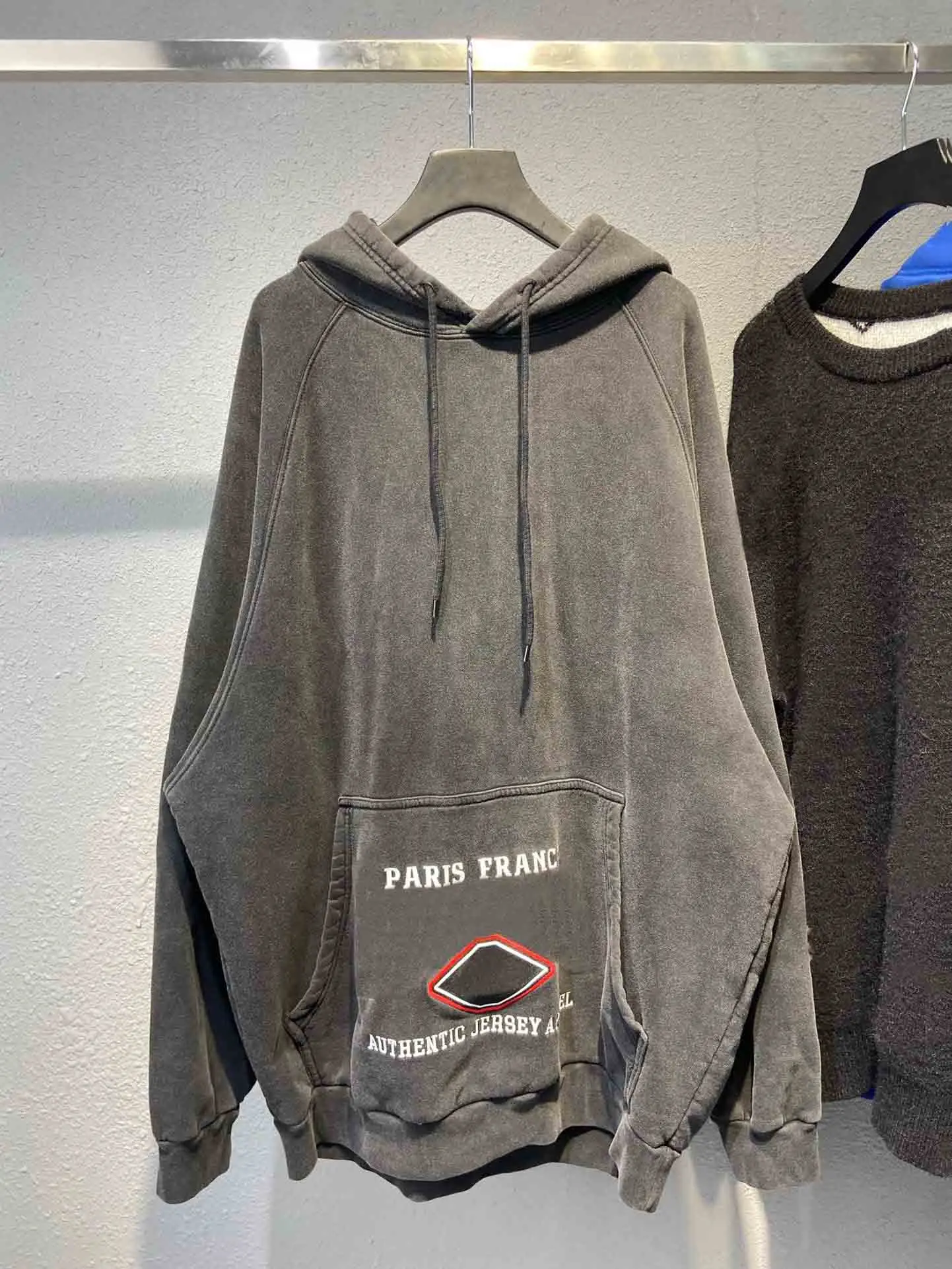 Luxury Kangaroo Bag Logo Embroidery Women Men Hooded Sweatshirts Hoodies Men Casual Distressed Hoodie Pullover
Luxury Kangaroo Bag Logo Embroidery Women Men Hooded Sweatshirts Hoodies Men Casual Distressed Hoodie Pullover