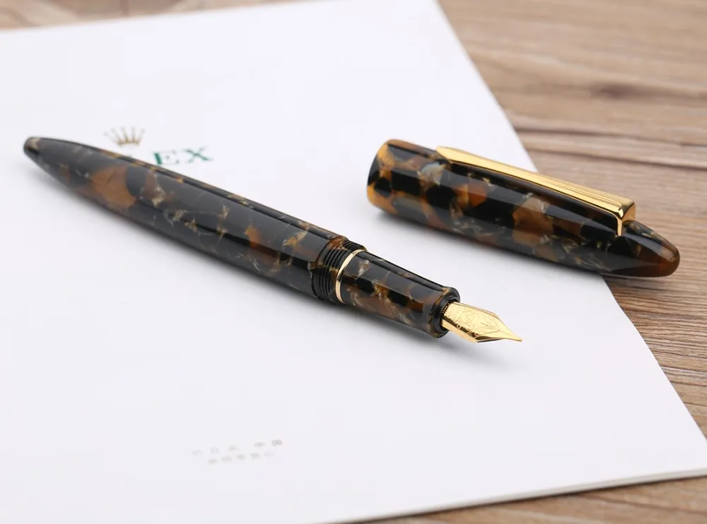 Moonman m100 acrylic resin creative pen font Schmidt converter and fine nib 0.5mm ink pen with gold edge writing gift pen a01
Moonman m100 acrylic resin creative pen font Schmidt converter and fine nib 0.5mm ink pen with gold edge writing gift pen a01