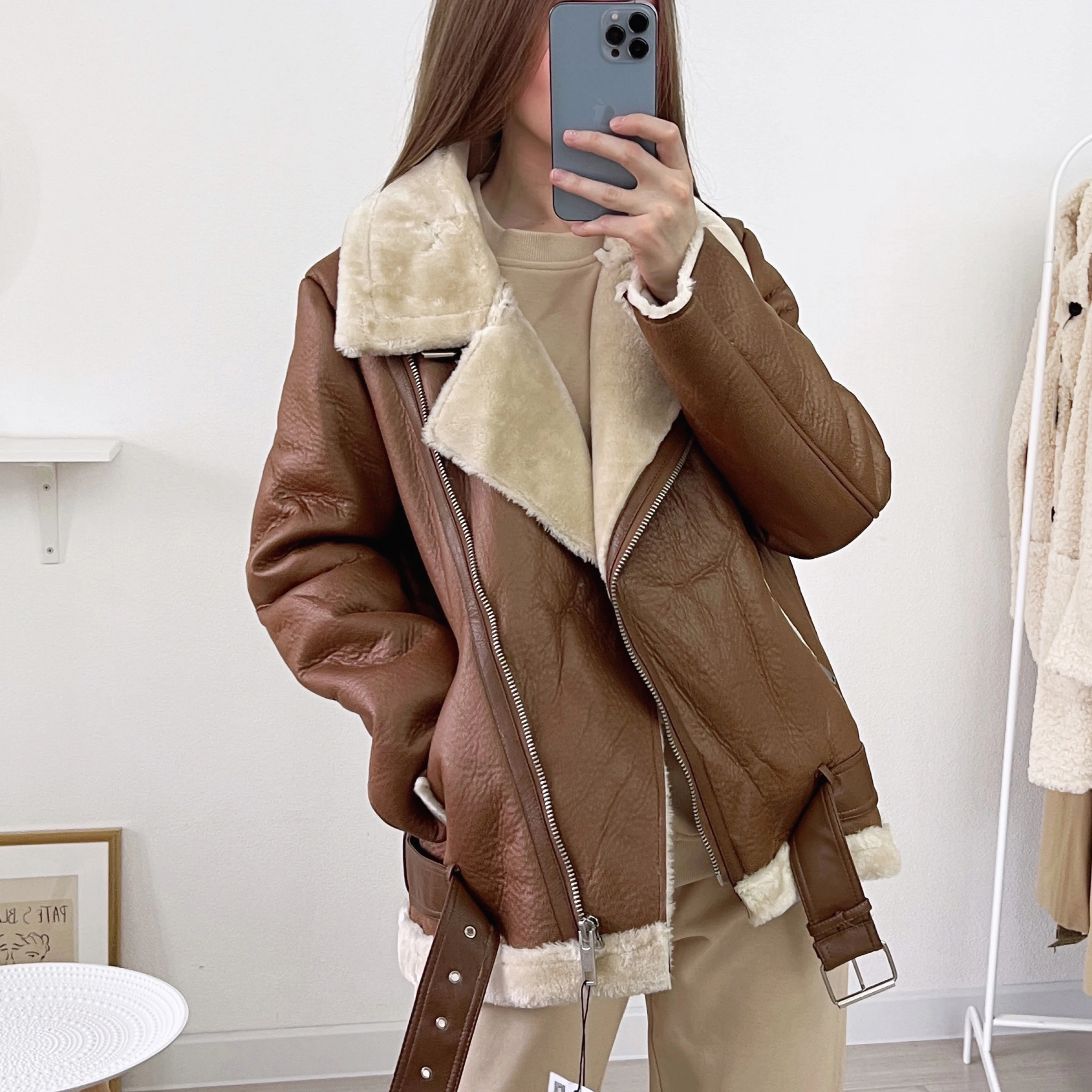 Warm Women Faux Fur Jacket 2022Winter Casual Streetwear Leather Buckle Solid Comfortable Fashion Loose Female Thick Outwear
Warm Women Faux Fur Jacket 2022Winter Casual Streetwear Leather Buckle Solid Comfortable Fashion Loose Female Thick Outwear