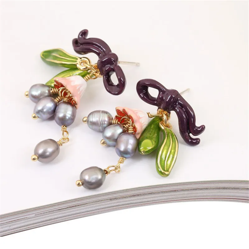 European and American plant tassel pearl earrings retro hand-painted enamel glaze lily of the valley flower green leaf earrings
European and American plant tassel pearl earrings retro hand-painted enamel glaze lily of the valley flower green leaf earrings