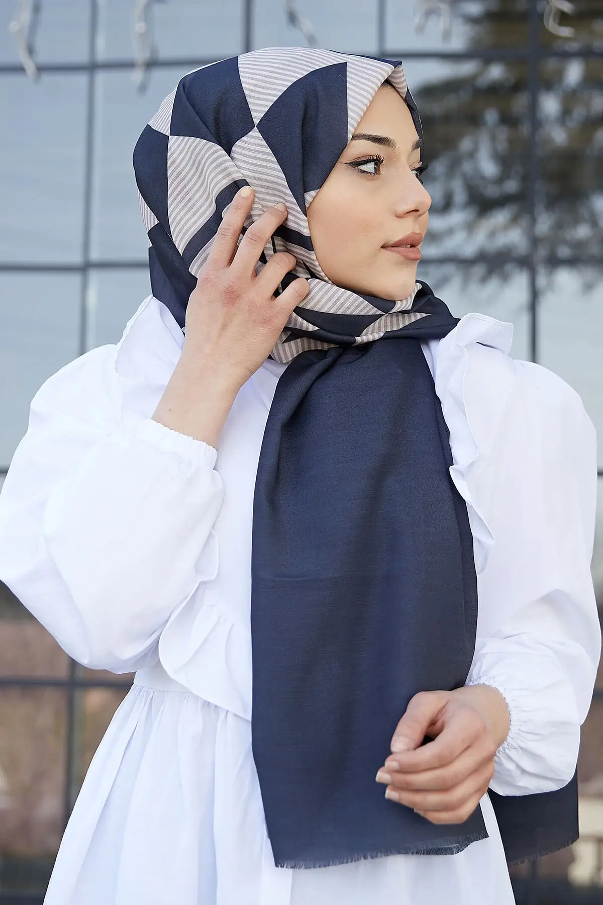 Digital Printed Cotton Scarf Women 2021 Fashion Hijab 
Digital Printed Cotton Scarf Women 2021 Fashion Hijab