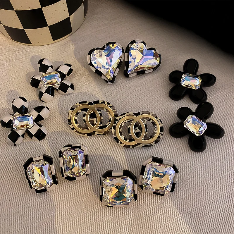 925 Silver Needle Diamond High-end Earrings Korean Heart shape Flower Jewelry Fashion OL Checkerboard Dangle Earrings for Women
925 Silver Needle Diamond High-end Earrings Korean Heart shape Flower Jewelry Fashion OL Checkerboard Dangle Earrings for Women