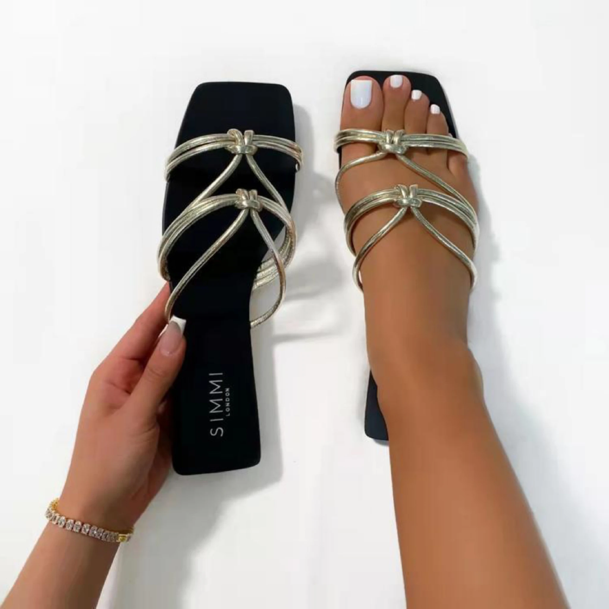 Brand Women Shoes Female Slipper Summer 2022 Square Toe Solid Colors Narrow Band Elegant Fashion Casual Flat Sandals For Girls
Brand Women Shoes Female Slipper Summer 2022 Square Toe Solid Colors Narrow Band Elegant Fashion Casual Flat Sandals For Girls